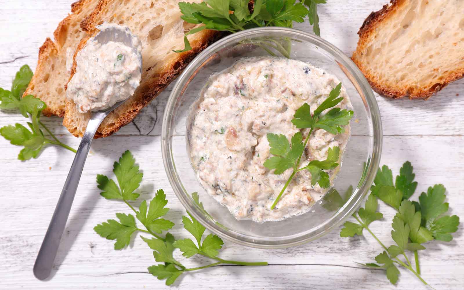 Cremiges Hummus aus weißen Bohnen