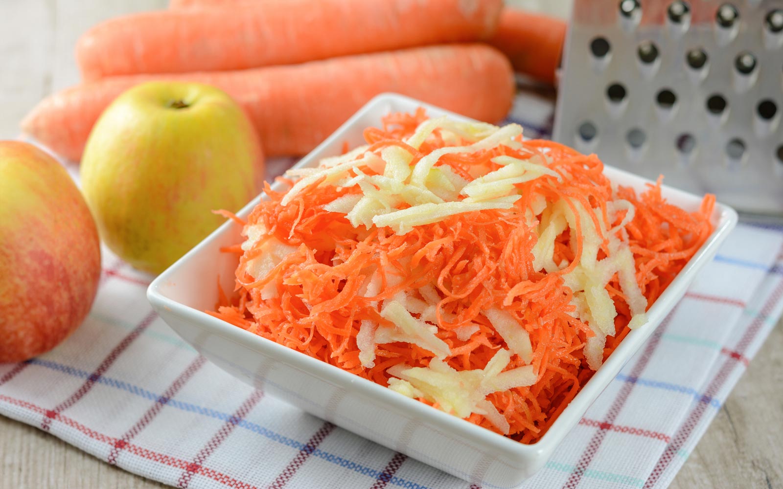 Rezept Fruchtiger Apfel-Möhren-Salat mit Mangodressing